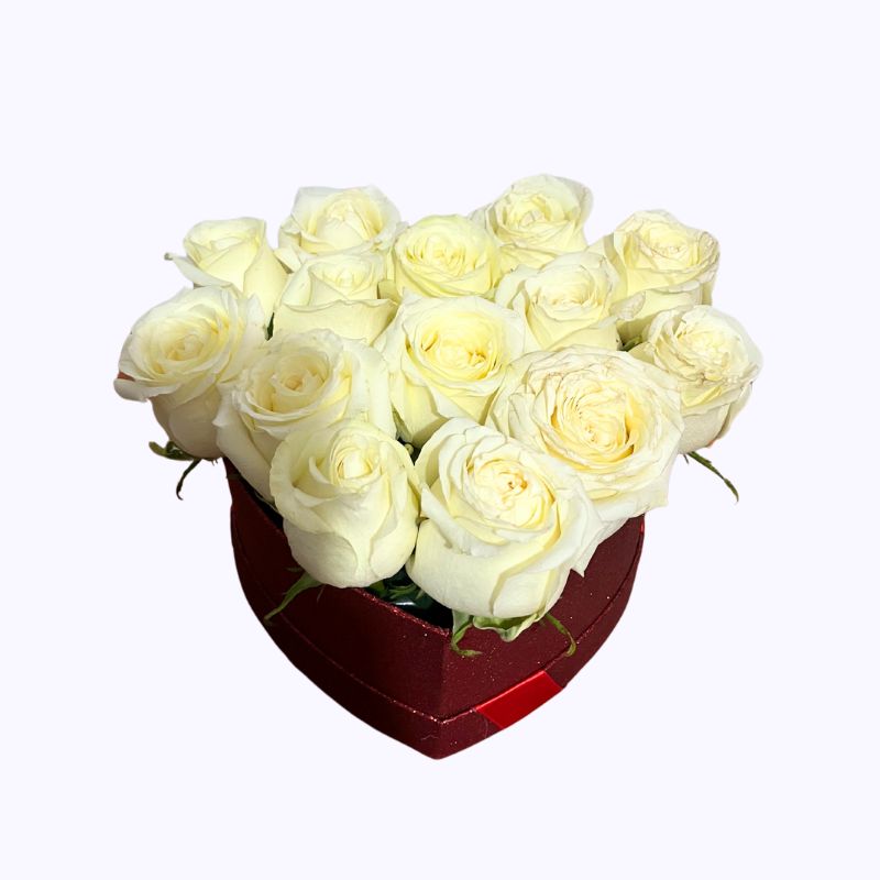 Corazòn con rosas blancas.