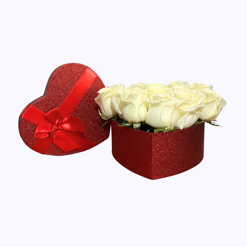 Corazòn con rosas blancas.