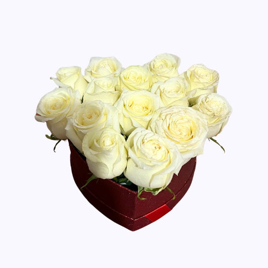 Corazòn con rosas blancas.