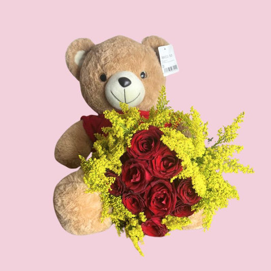 Oso de peluche con rosas rojas.