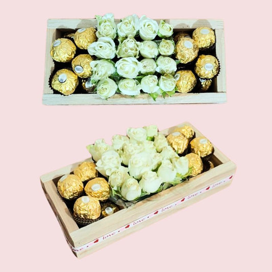 Cajita con minirosas y chocolates.